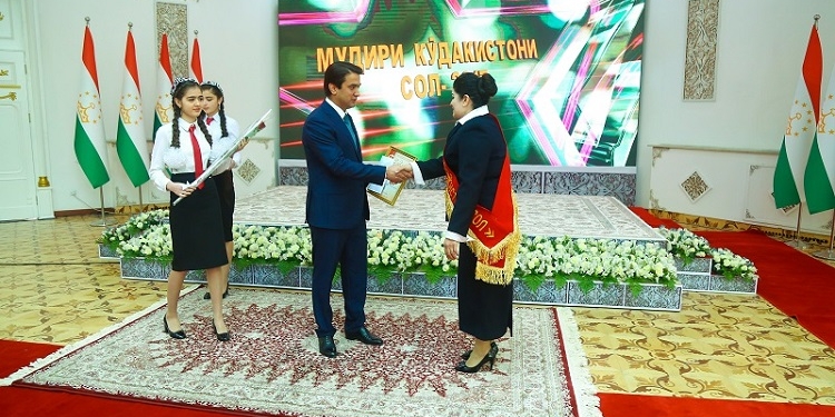 Рустам Эмомали наградил победителей отраслевых конкурсов в Душанбе
