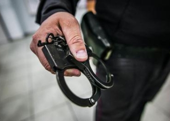 Четыре человека задержаны сотрудниками милиции по подозрению в крупном мошенничестве