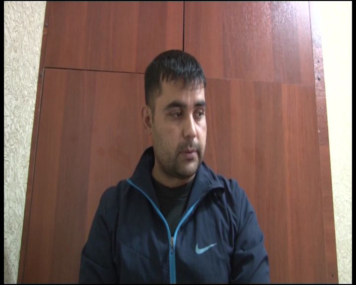 Таджички торговала наркотой. Полиция в метро задержание мигрантов. Три школьницы избили мужчину. Двое уроженцев таджикистана. Таджички торговала наркотой.