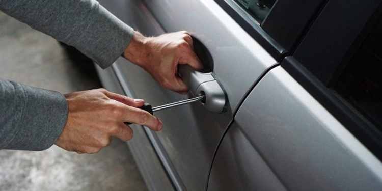 В Душанбе работник автомойки угнал автомобиль клиента