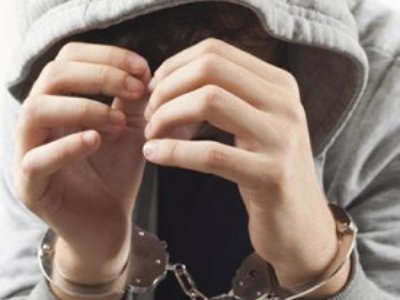 Несовершеннолетний житель Рашта оставил женщину без сомони, рублей, долларов и евро