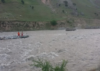 На юге Таджикистана автомашина опрокинулась в реку. Водитель утонул