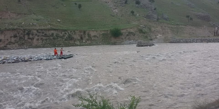 На юге Таджикистана автомашина опрокинулась в реку. Водитель утонул