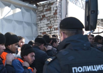 Правозащитники сообщили о массовом задержании мигрантов в центре оформления документов в Сахарово