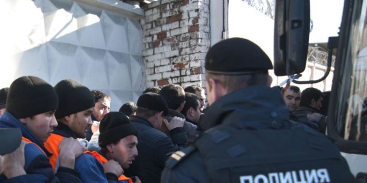 Правозащитники сообщили о массовом задержании мигрантов в центре оформления документов в Сахарово