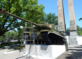 Российские военнослужащие отреставрировали танки в Душанбе и Турсунзаде