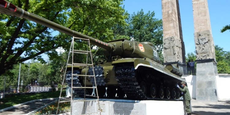 Российские военнослужащие отреставрировали танки в Душанбе и Турсунзаде