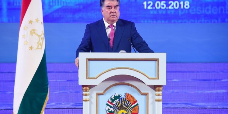Эмомали Рахмон провел встречу с представителями общественности