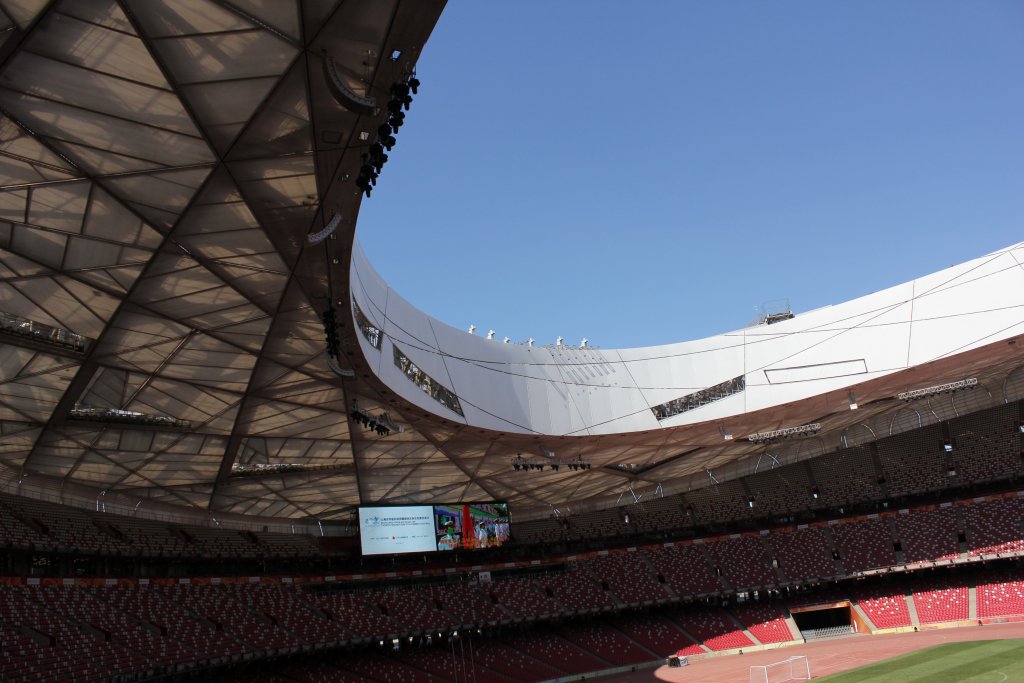 Стадион гнездо. Пекинский национальный стадион Птичье гнездо. Олимпийский стадион «Птичье гнездо». Стадион Птичье гнездо в Пекине внутри. Стадион Птичье гнездо в Пекине Бионика.
