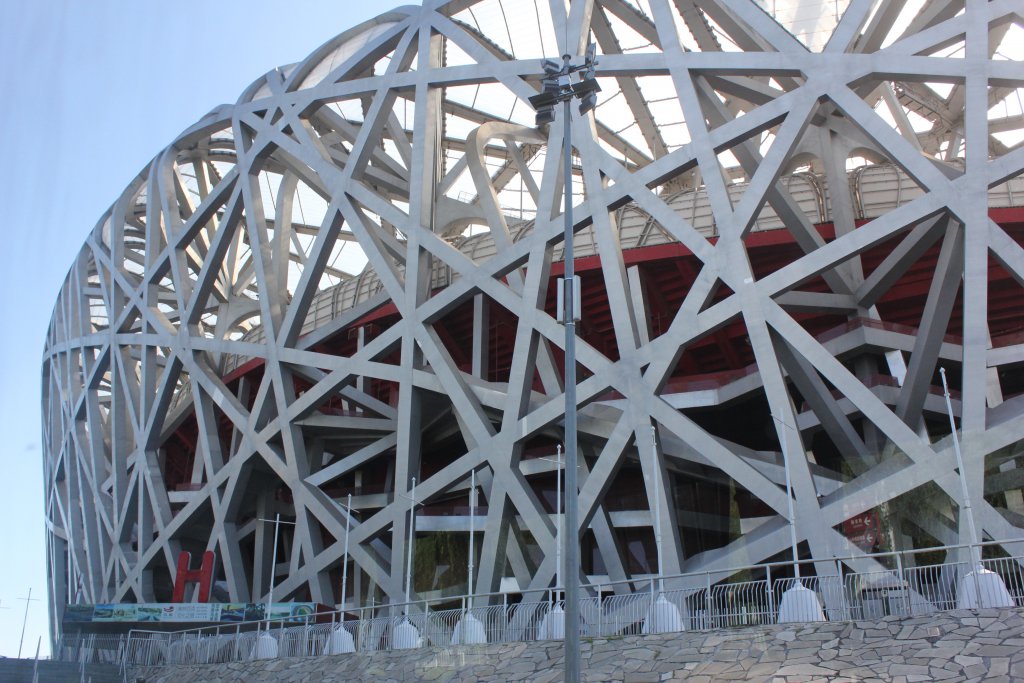 Стадион гнездо. Национальный стадион, Пекин (архитектурное бюро «Херцог и де мёрон»). Пекинский национальный стадион Птичье гнездо. Стадион Птичье гнездо в Пекине Бионика. Стадион Ласточкино гнездо в Пекине Бионика.