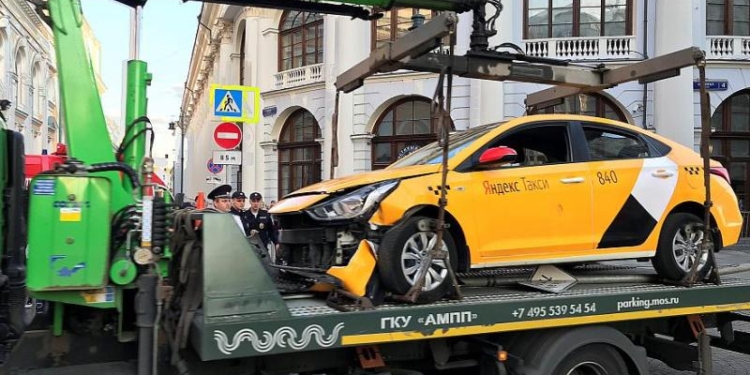 В Москве водитель такси сбил мексиканских болельщиков