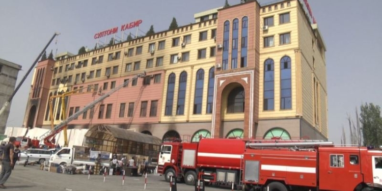 Определен ущерб от пожара на рынке «Султони Кабир»
