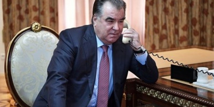 Эмомали Рахмон поздравил Шавката Мирзиёева с днем его рождения