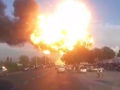 Таджикские пожарные потушили пожар на киргизской АЗС