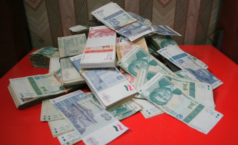 Деньги в душанбе. Деньги Таджикистана. Деньги Сомони. Пачка денег Сомони. Таджикские деньги Сомони.