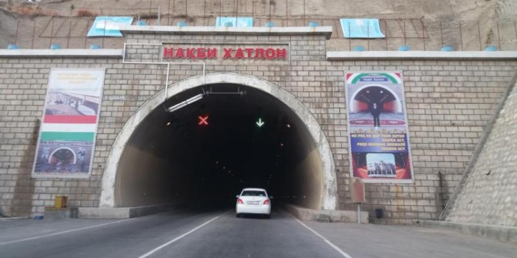 В тоннеле «Хатлон» просела дорога. Машины едут через перевал Чормагзак