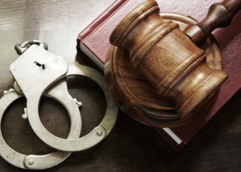 Экс-председатель суда района Айни обвиняется в получении взятки