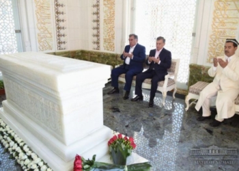 Эмомали Рахмон посетил мавзолей Ислама Каримова в Самарканде