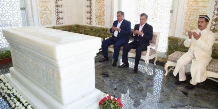 Эмомали Рахмон посетил мавзолей Ислама Каримова в Самарканде