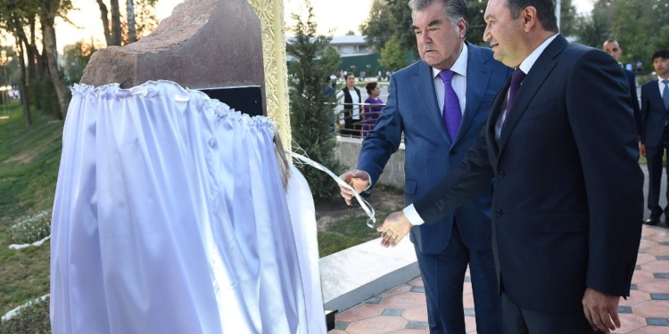 Президент открыл в Душанбе реконструированный парк «Молодежное озеро» . Фото пресс- службы Президента РТ