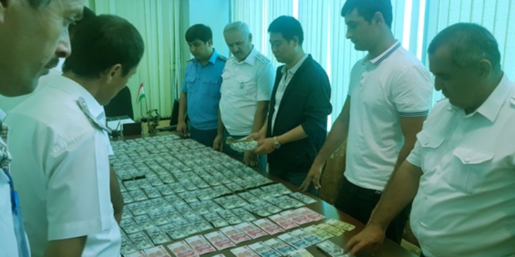 В аэропорту Худжанда предотвращена попытка контрабанды крупной суммы в иностранной валюте