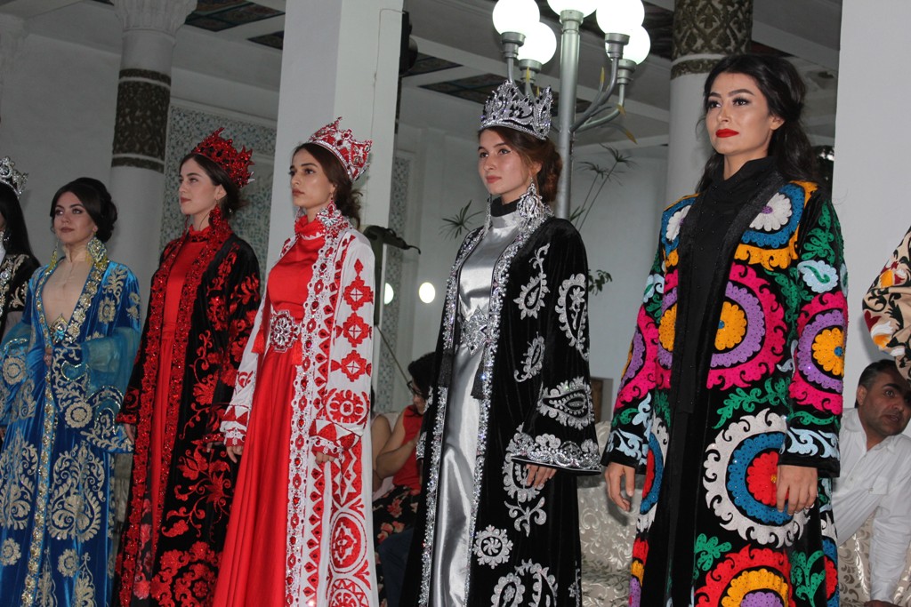 Где можно купить в душанбе. Таджичка модельер. Коллекции узбекских модельеров. Таджикские модельеры. Таджикские модельеры одежды.
