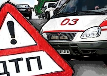 В районе Рудаки иномарка врезалась в остановку общественного транспорта