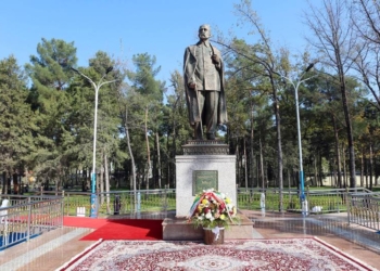 В Бустоне реконструировали парк и установили памятник Садриддину Айни