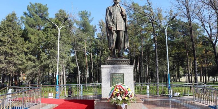 В Бустоне реконструировали парк и установили памятник Садриддину Айни