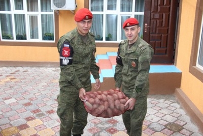 Российские военные полицейские взяли шефство над детским домом в Душанбе