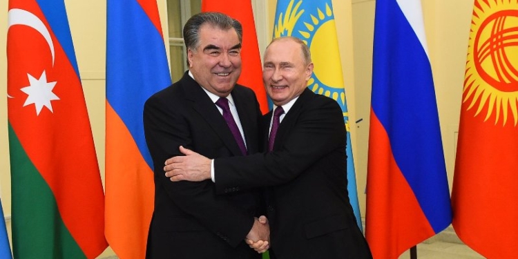 Эмомали Рахмон по приглашению Владимира Путина посетил Мариинский театр