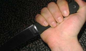 Житель Джайхуна ранил жену ножом в доме своей тещи