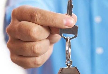 Житель Душанбе хотел обменять дорогую иномарку на квартиру, но обмен не состоялся