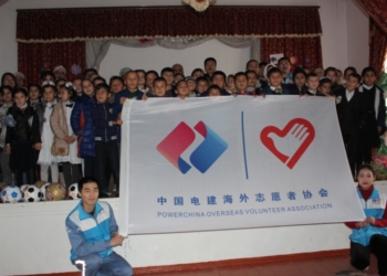 Компания Sinohydro оказало помощь учащимся школы в Леваканте