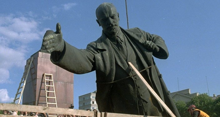 В Нуреке демонтировали памятник Ленину, который стоял напротив гостиницы «СССР»