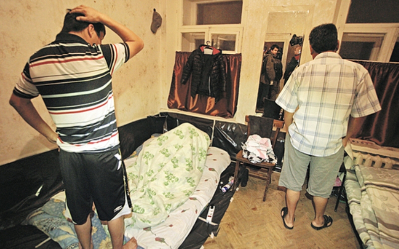 Сдавать ли квартиру таджику. Сдавать ли квартиру таджику. Таджики в квартире. Сдавать ли квартиру таджику. Гастарбайтеры в общаге.