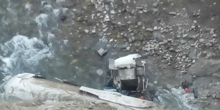 На автодороге Душанбе-Худжанд в пропасть сорвался грузовик для перевозки сжиженного газа