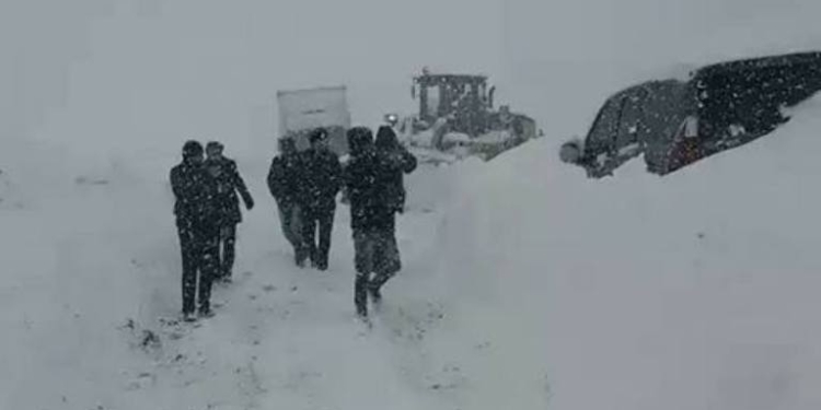 Снегопад и лавины стали причиной временного закрытия дороги Душанбе-Худжанд