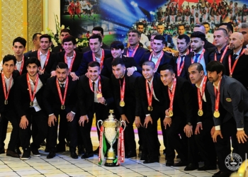 «Истиклолу» вручили золотые медали и чемпионский Кубок
