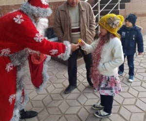 Новый год начинается с тебя! Дед Мороз от Мегафон Таджикистан поздравил прохожих в Бохтаре