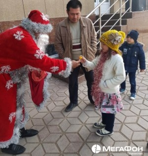 Новый год начинается с тебя! Дед Мороз от Мегафон Таджикистан поздравил прохожих в Бохтаре