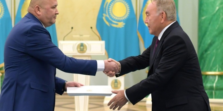 Президент Казахстана принял нового посла Таджикистана