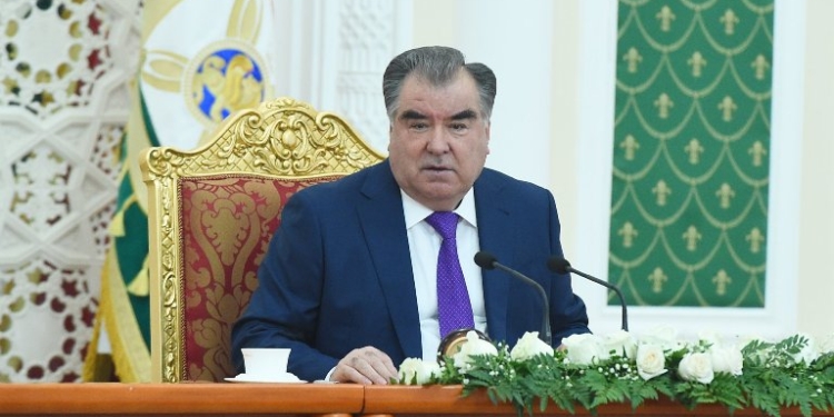 Эмомали Рахмон поручил прекратить показывать по ТВ клипы, восхваляющие президента