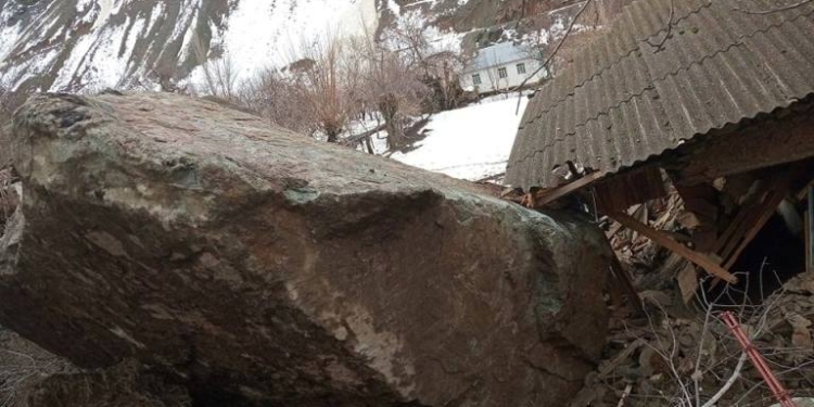 Камнепад полностью разрушил жилой дом в кишлаке Сангев Дарвазского района