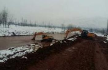 Сотрудники КЧС укрепляют берега реки Элок в районе Рудаки