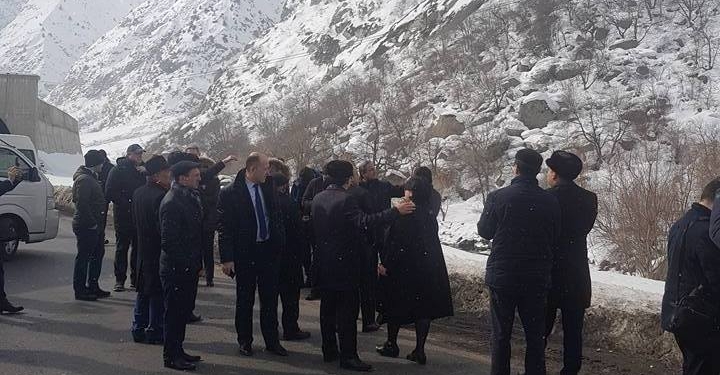 Иностранным дипломатам показали опасные участки автодороги Душанбе-Худжанд