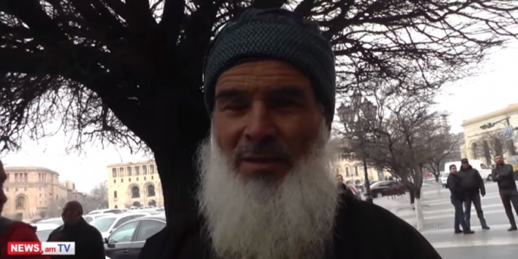 Группа граждан Таджикистана провела акцию протеста у здания правительства Армении