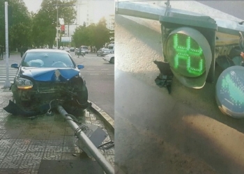 В Душанбе водитель разбил светофор и камеру видеонаблюдения