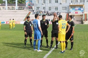 Арбитр, не удаливший голкипера «Хатлона» за удар соперника, отстранен от судейства