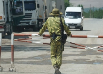 Трое жителей Исфары подозреваются в контрабанде крупной партии кроссовок из Кыргызстана